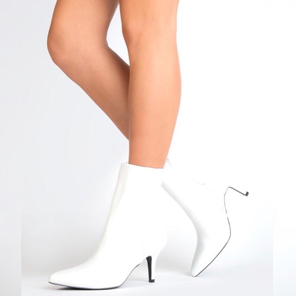 Qupid Shoes - White Ankle Booties - NEW